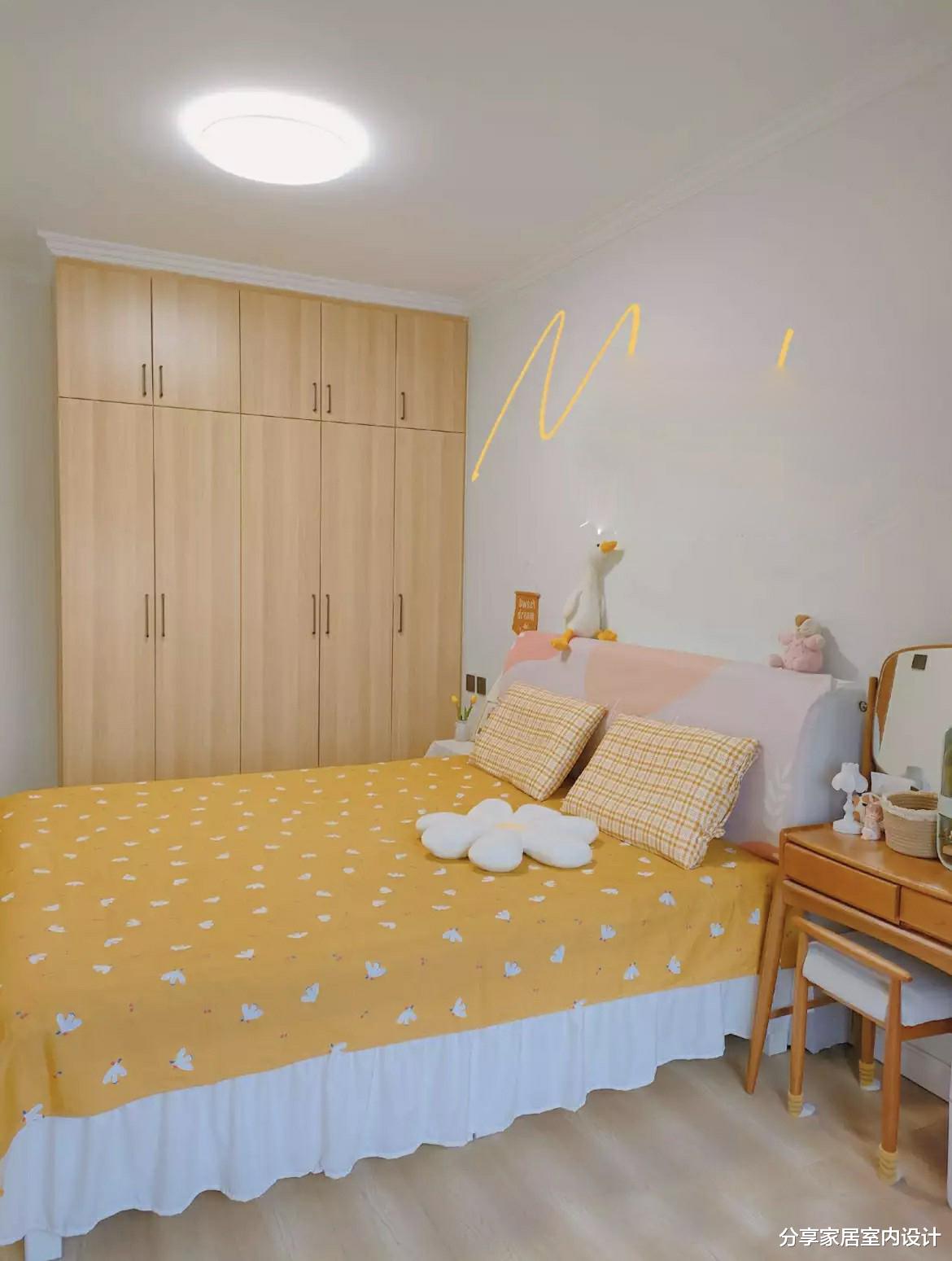 她家太会装修啦，不做吊顶不做电视墙，全屋耐看又温馨，令人羡慕