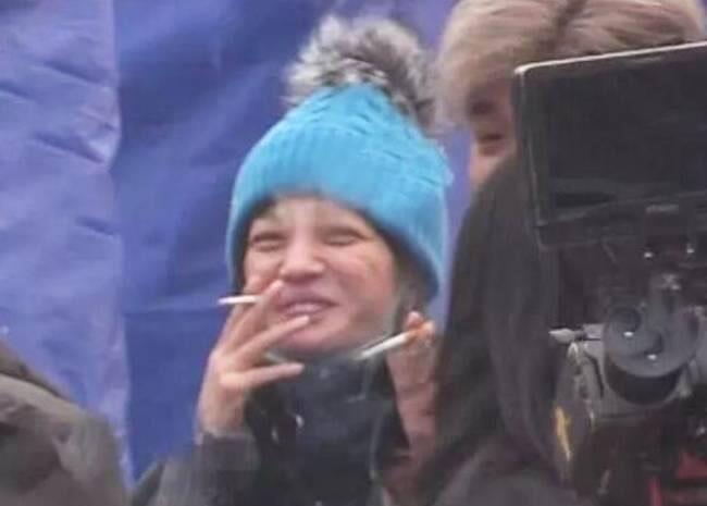 周旭阳嘉应 赵薇深夜与朋友聚餐，抽烟剔牙动作豪迈，手拿扇子接地气