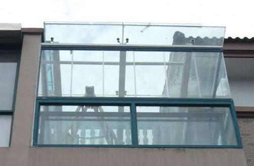 封阳台别装这种窗，老婆非不听劝，不到半年就拆了！