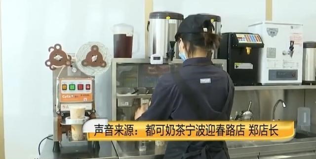 朱桀的行走记 宁波女子喝奶茶，喝到一半嘴里有异物，嚼一下吐出来，竟然是苍蝇