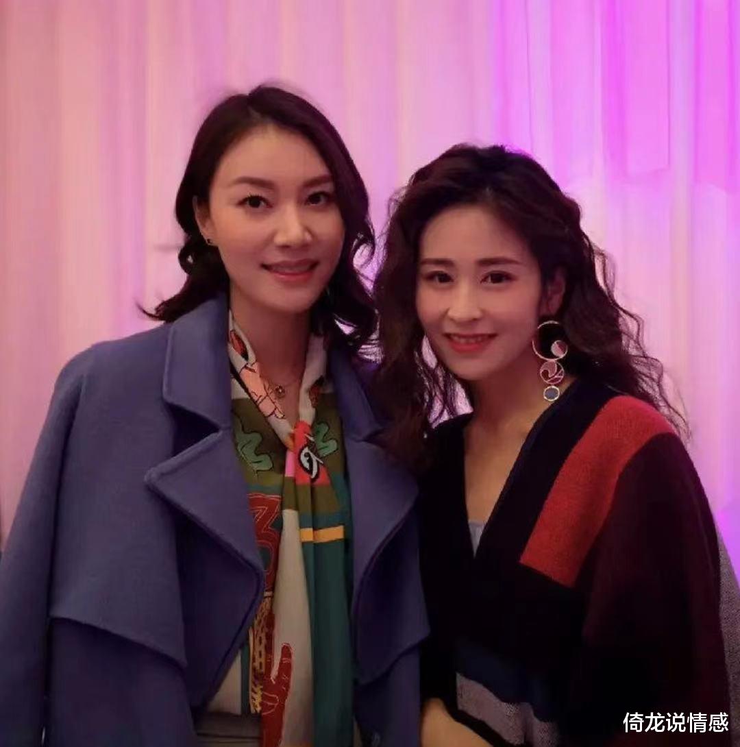 安杰|38岁林丹和40岁谢杏芳，带5岁儿子出游，被指表情冷漠距离感十足