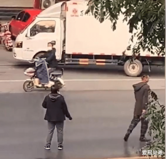 爱易处难 当街豪洒现金数万，“我要让全世界都知道，我有10个亿”，河北男子当街抛洒数万元