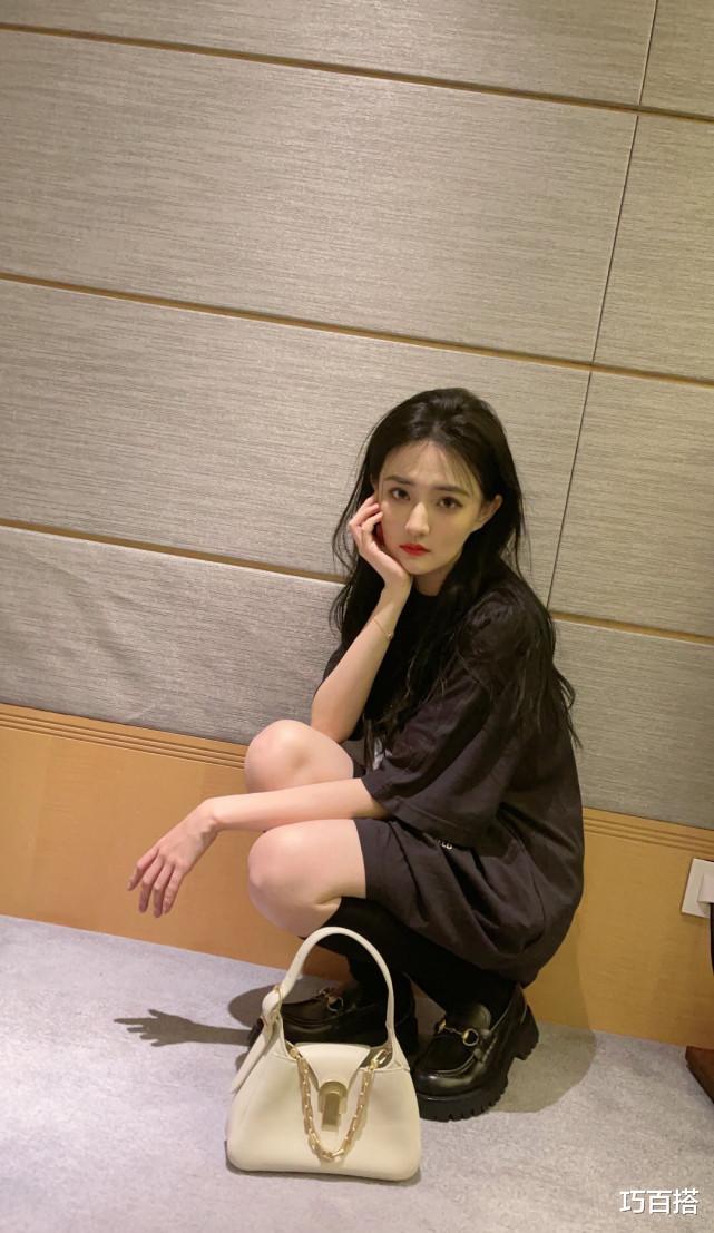 巧百搭|徐璐私服真养眼！紫色公主裙复古气质，甜美笑容很吸睛