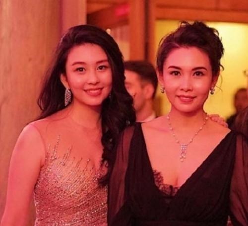 邱淑贞|邱淑贞女儿晒美照！半露香肩姿势撩人，身材火辣颜值高不输妈妈