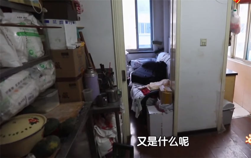 设计师|主妇囤物上瘾！50㎡家堆满杂物，吊顶塞满卫生纸，家人苦不堪言