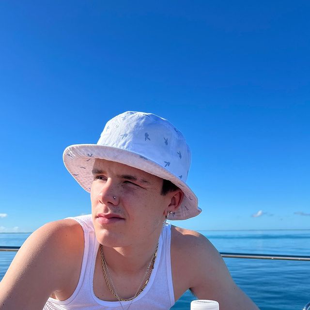 小贝|小贝19岁二儿子模仿老爸纹身！寸头造型帅气，16岁克鲁兹抢了风头