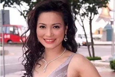 娱乐圈|她曾为嫁入豪门抛弃吴京，脚踏两只豪船翻车，如今沦落成鱼贩子