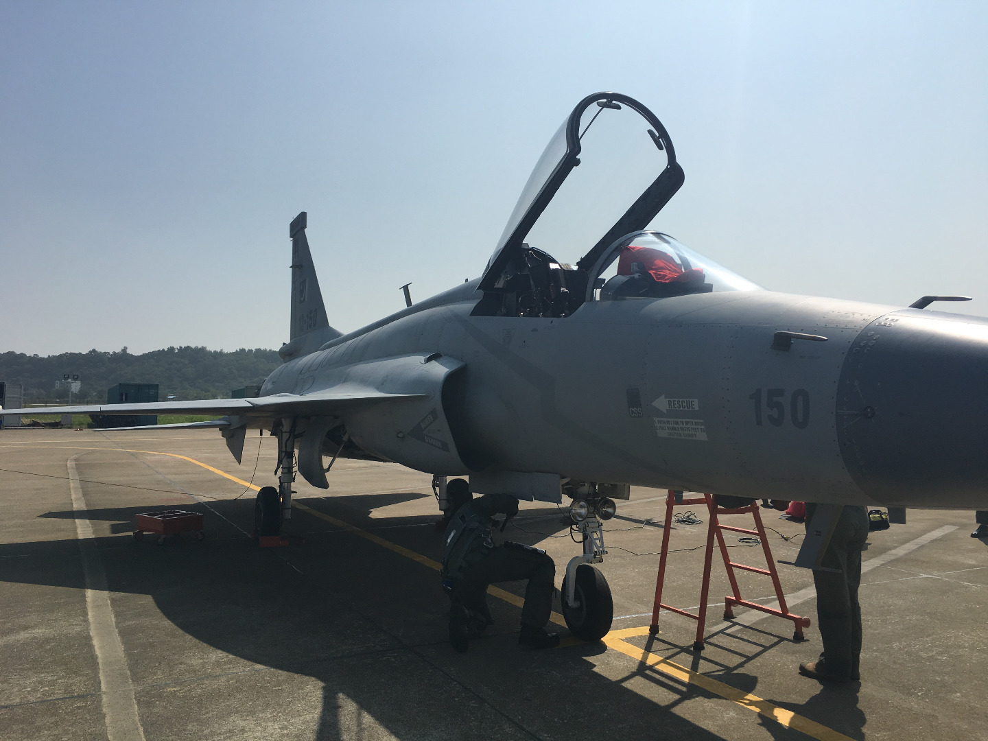 飞行员|巴方航展陈列枭龙战机，印飞行员跑来亲自观摩，看完后脸色铁青