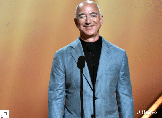 约翰逊|巨石强森,在 2021 年人民选择奖上荣获人民冠军奖。