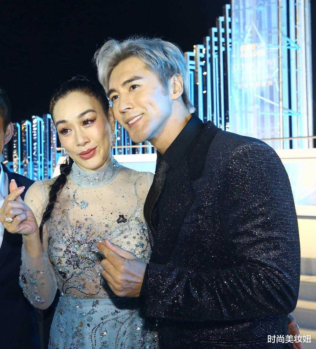 连衣裙|钟丽缇尺度真放得开,半透钉珠连衣裙配高马尾,大婶年纪美出圈了