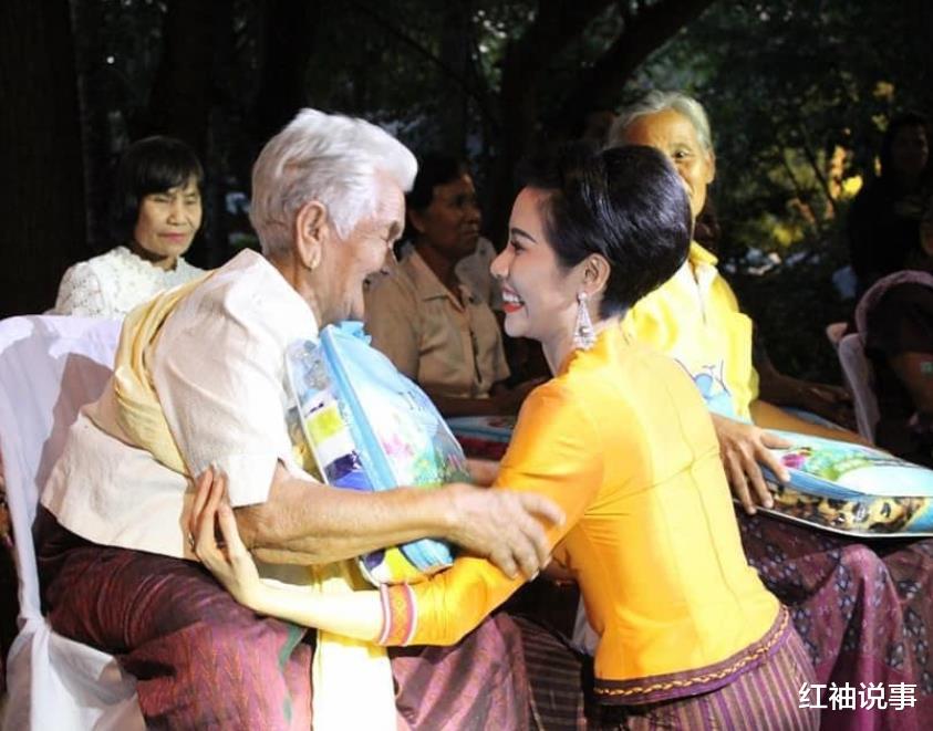 诗妮娜|泰王模糊妻妾界限，特许诗妮娜穿金色礼服，跟苏提达宛如双胞胎