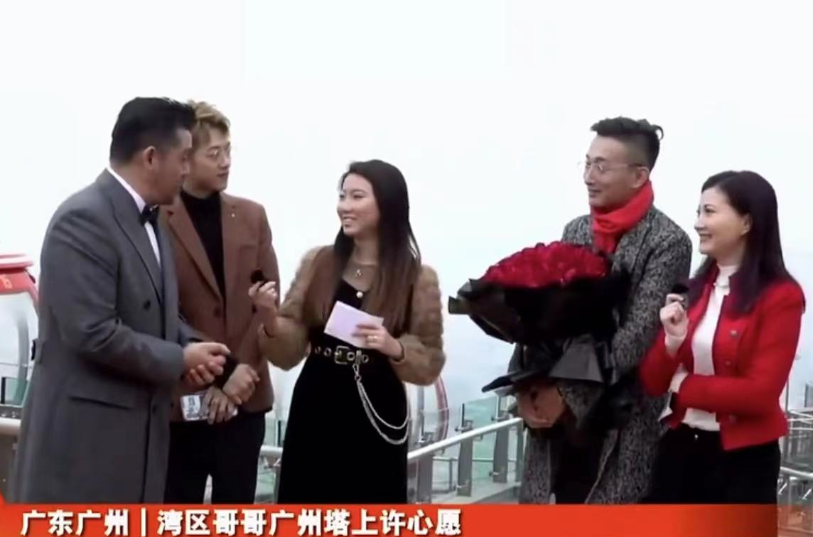求婚|广东台主持直播时被求婚！男友捧花跪地冲入镜头，港星麦长青见证