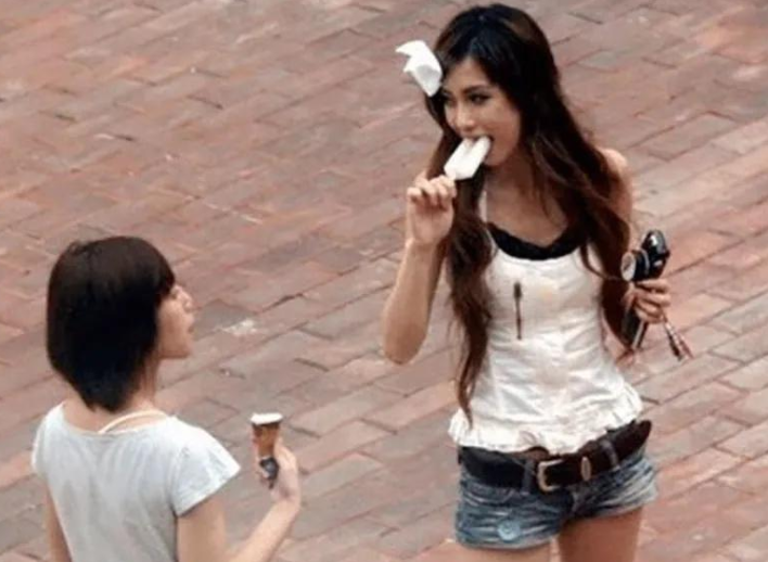 Angelababy|18岁吃着双棒冰淇淋的杨颖,也逃不过非主流的元素,还挺漂亮