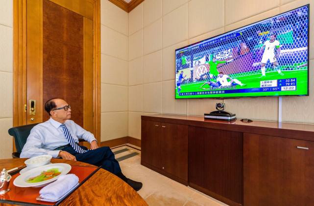 豪门明星|93岁李嘉诚豪宅曝光门上镶金锁，边看电视边吃饭 网友：饭菜跟他不配