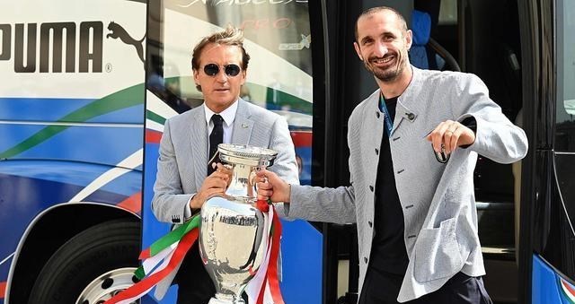 木莲点妈妈|意大利总统接见全队！曼奇尼帅爆，队长戴皇冠捧杯，博努奇披国旗