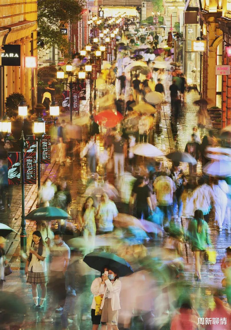 周新聊情 五一假期欢乐图鉴：沙漠里堵骆驼、派出所变网红打卡点