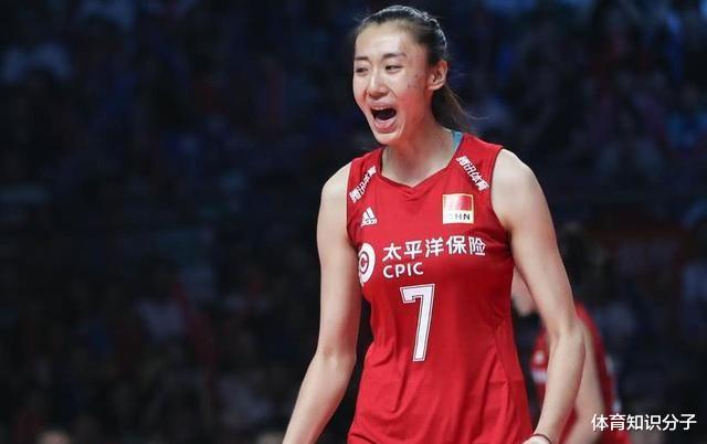 郎平|2大副攻新星闪耀全场！女排双塔组合发挥威力，郎平的计划实现了