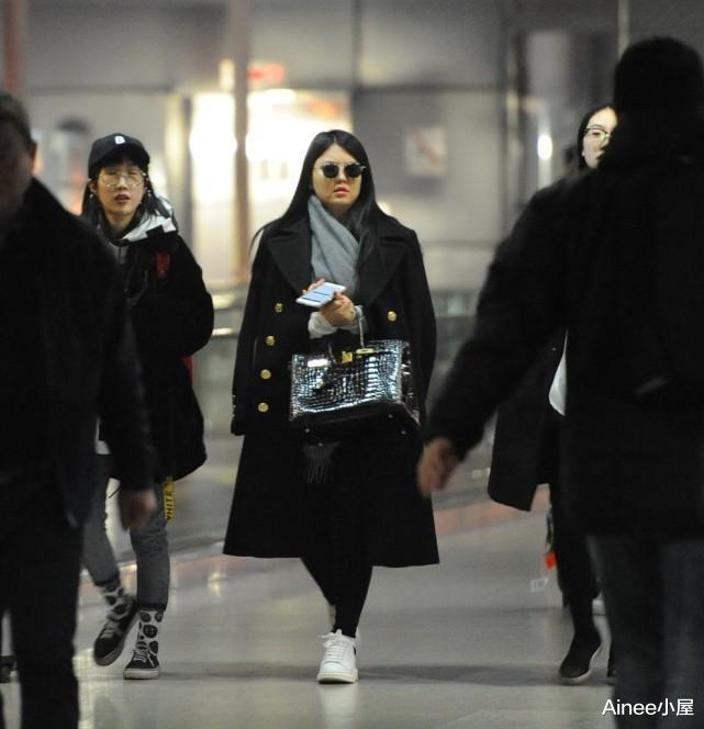 李湘|李湘冬天也穿得挺霸气，身材虽然有点胖，但超长大衣显得身形高挑