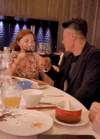 霍建华|霍建华为岳母寿宴撑场，遇豪门千金紧贴身体合影，面露尴尬浑身抗拒