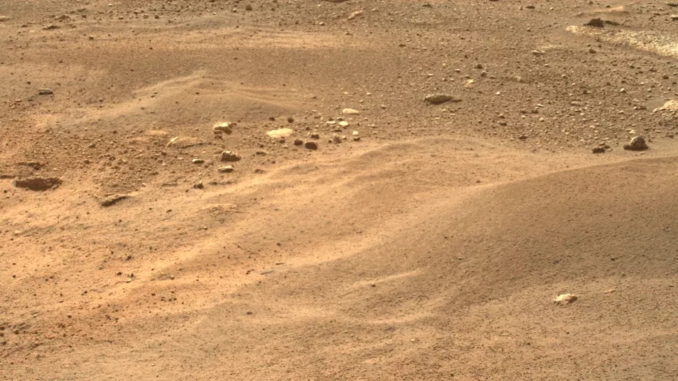 火星车拍下“尘土飞扬”的火星景象,很像地球的沙漠,出奇的宁静
