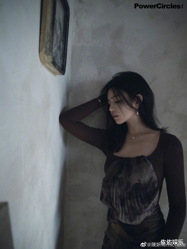 陈妍希|和陈晓秀恩爱后，陈妍希再晒美照，身材窈窕似少女