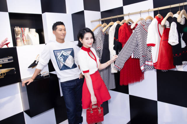 潮帮先生|何超莲终于换发型,剪短发配短裙俏皮又洋气,被窦骁当众亲脸好甜