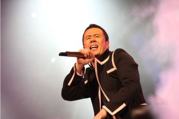 杨坤|吃软饭、同性恋，50岁杨坤被曝与男性接吻照，取向终于藏不住了？