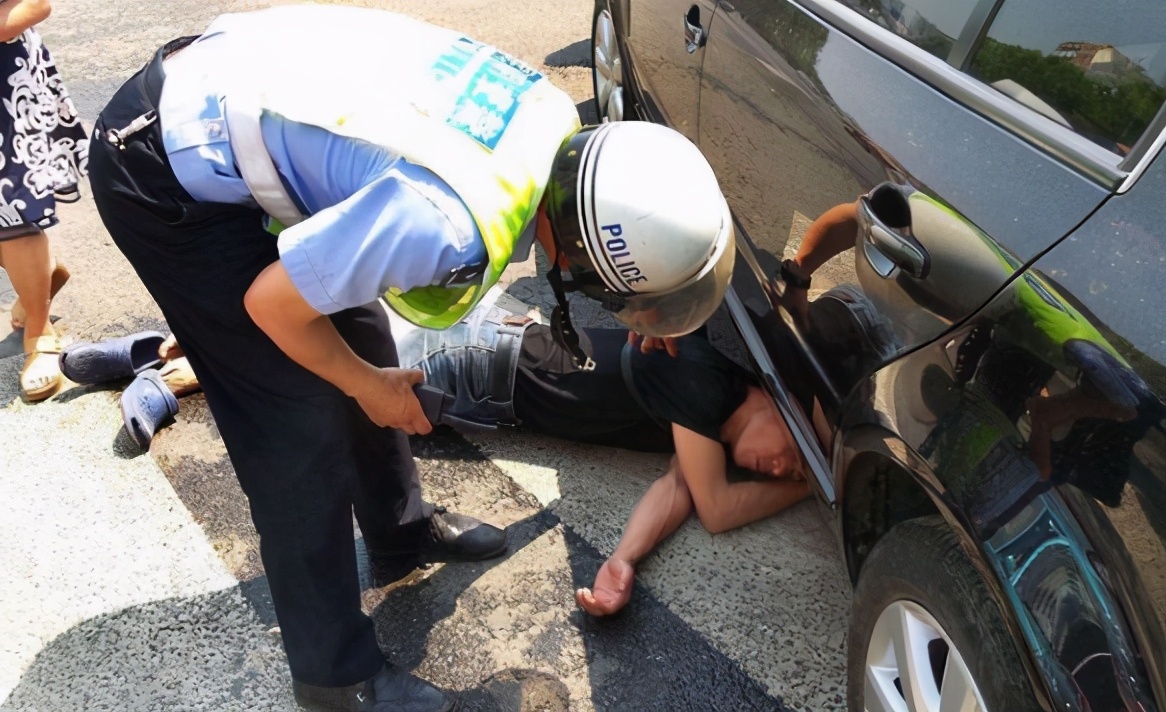 行人闯红灯被车撞,司机应不应该负责?交警:只有一种情况不要!