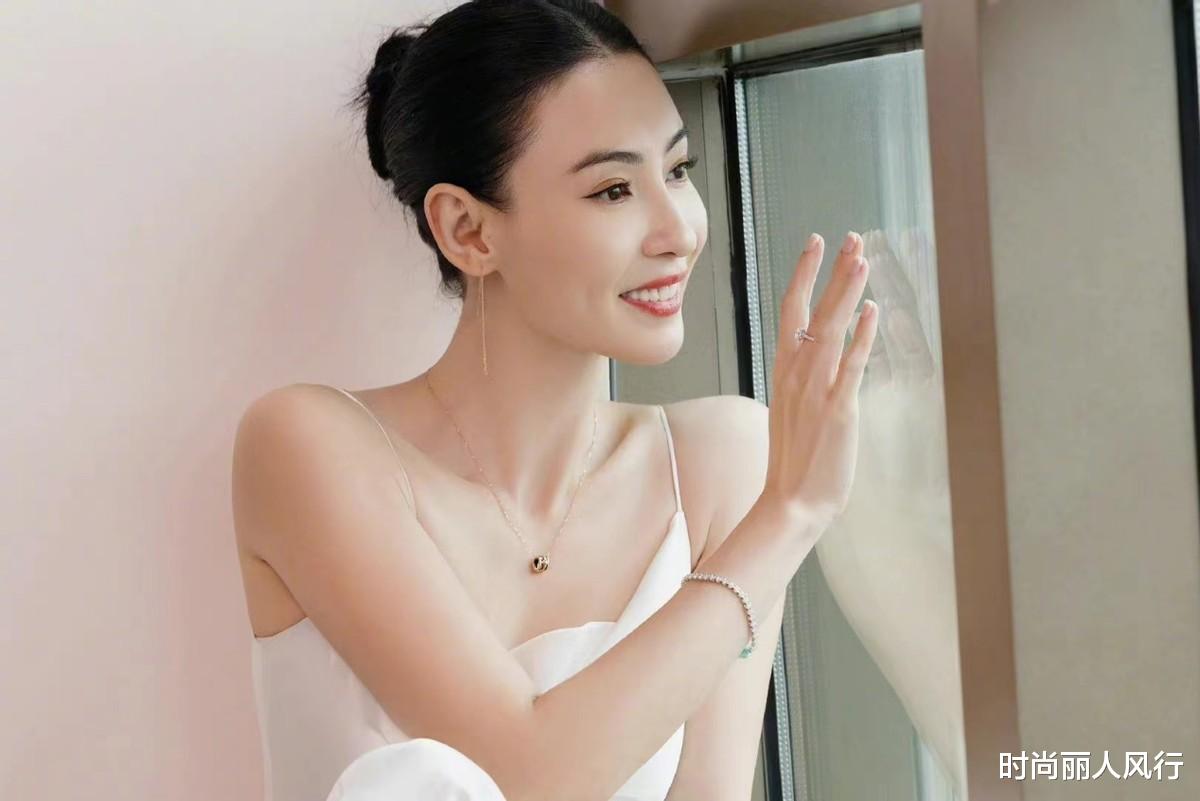 时尚丽人风行 41岁张柏芝身材太好!穿一身白拍大片美出新高度,吊带配长裤绝了