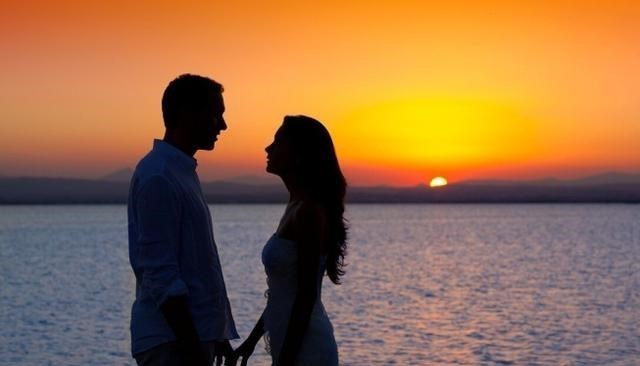  17岁少年恋上38岁女老师，父亲强势干预，最终酿成悲剧