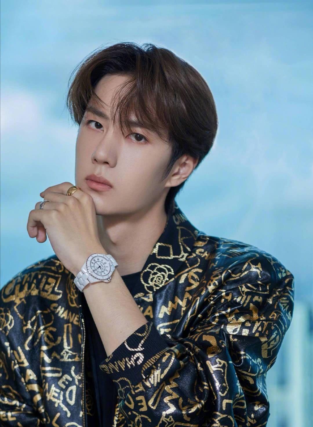 杀青|王一博《无名》杀青照曝光，笑容灿烂氛围好，却意外被法令纹抢镜