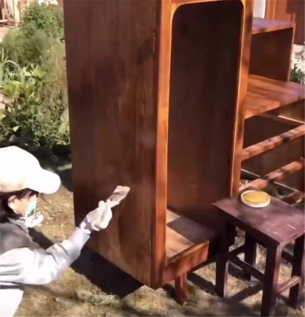 姑娘低价买下废旧木柜,亲自动手翻新成雅致小柜,网友:变废为宝