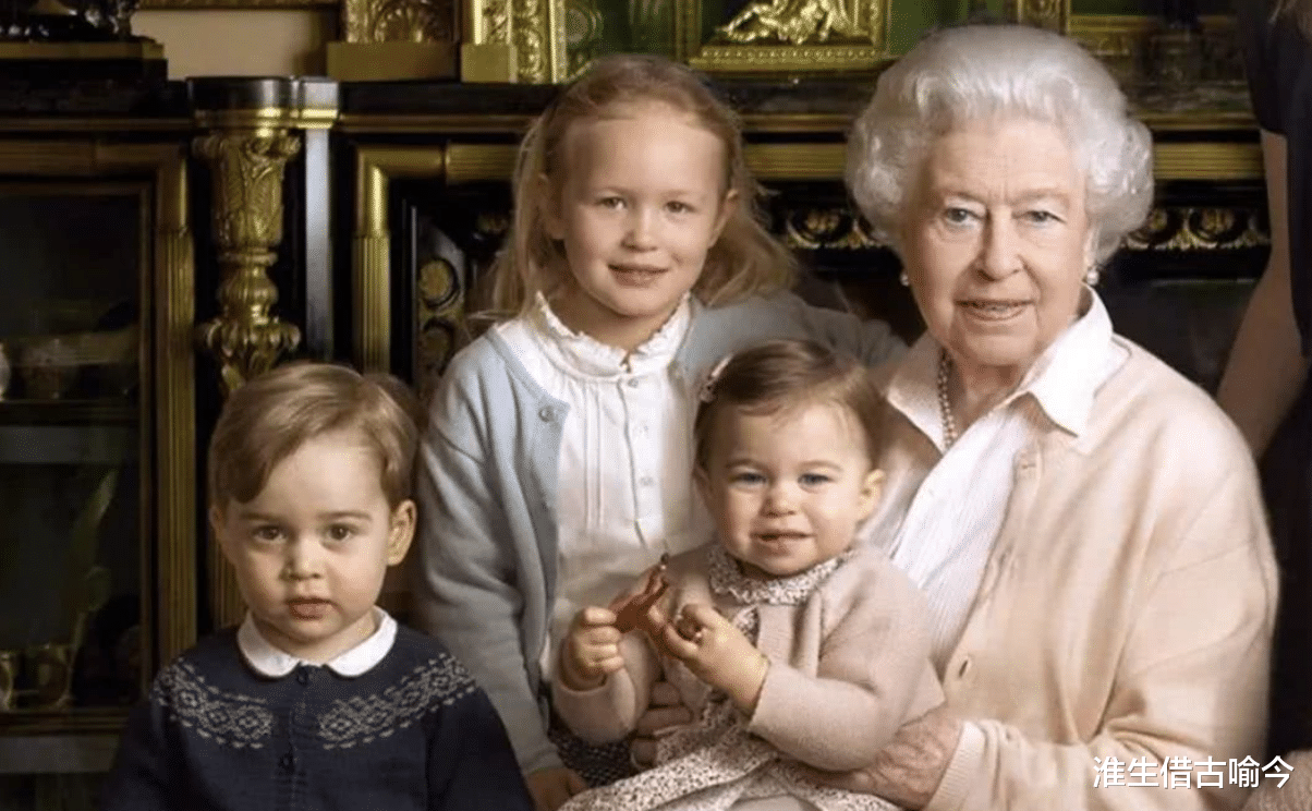 4歲的夏洛特公主目送女王曾祖母，沒行屈膝禮，凱特著急用腳提醒-圖8