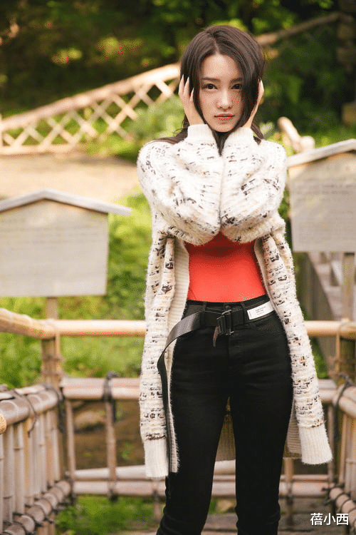 李沁|李沁的尺度也刚开了！穿酒红色镂空连衣裙，上“性感”下“可爱”