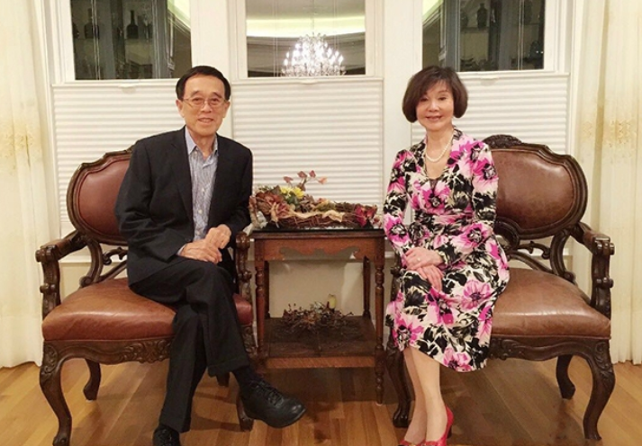 |77岁归亚蕾现状：一家人定居美国，全屋西式风格，门外还有大草坪