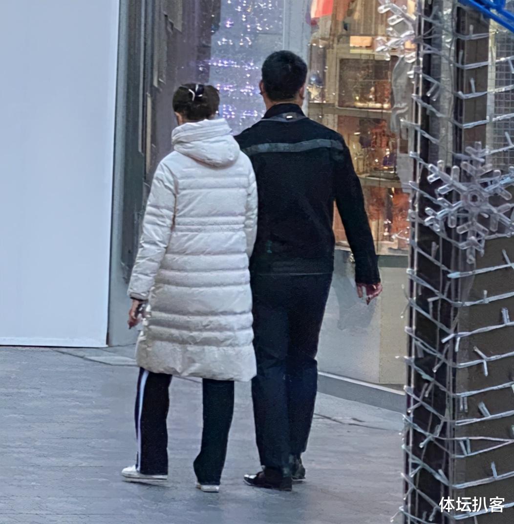 丁宁|丁宁恋情曝光！和神秘男牵手逛街，球迷哭了：像自家女儿出嫁了