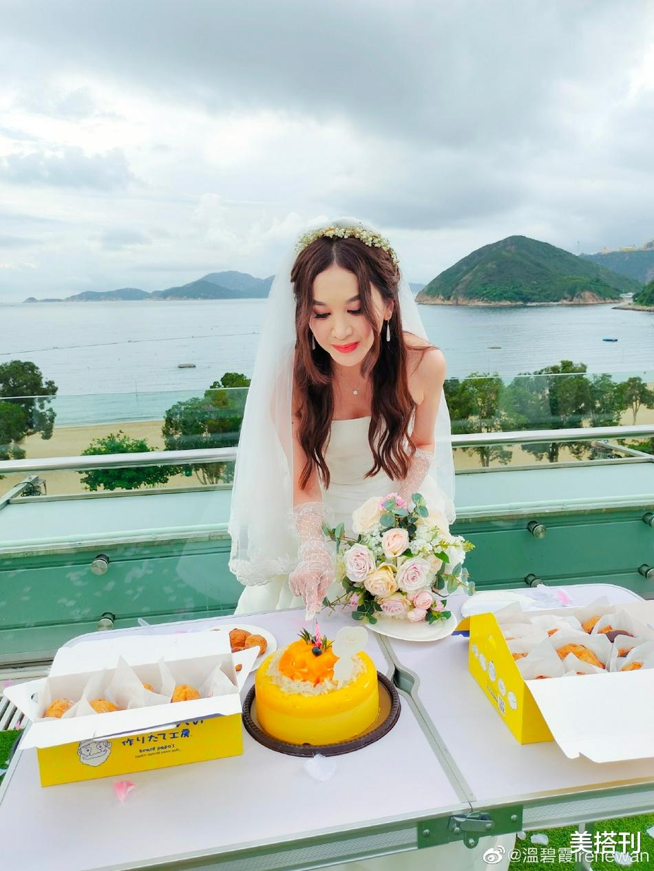 美搭刊|55岁温碧霞晒生日照，穿白色礼服戴头纱，网友：是按新娘打扮的吧