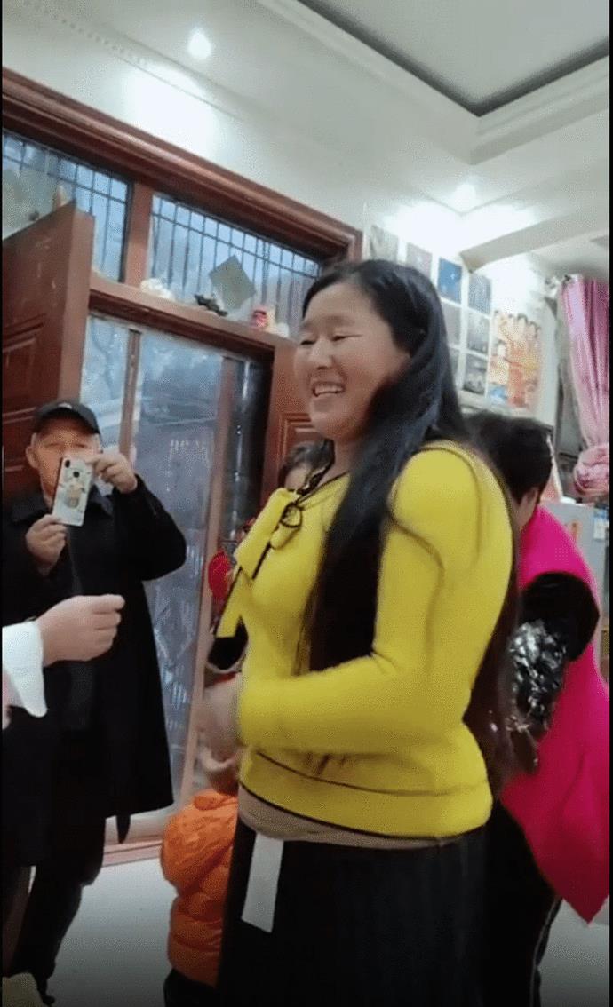 朱之文|大衣哥再当爹？老婆穿新衣腹部明显隆起，轻抚肚子被疑怀三胎