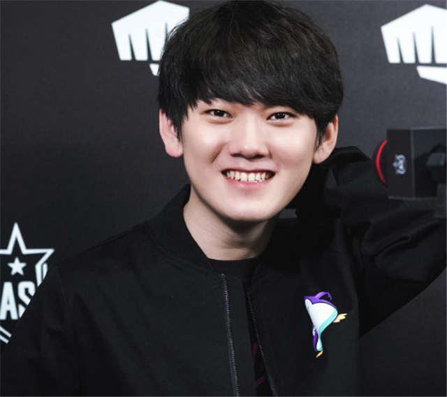 lpl|LPL选手将转会至LCK，三队试图签约，挂牌中单是左手还是doinb？