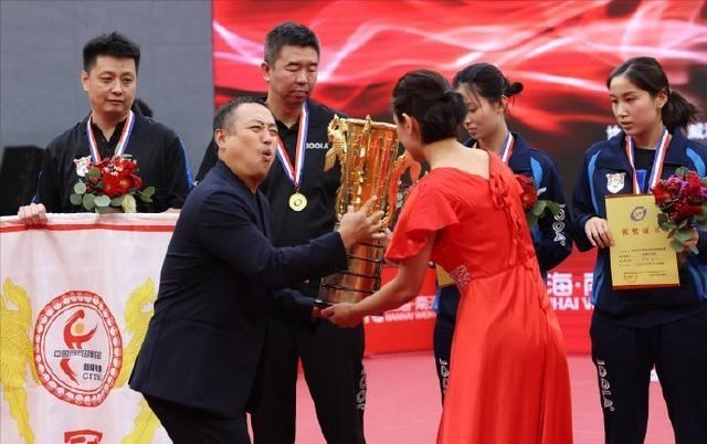 张倩育儿聊|山东鲁能夺冠！王楠颁奖刘国梁表情夸张，王曼昱陈梦被两队友抢镜