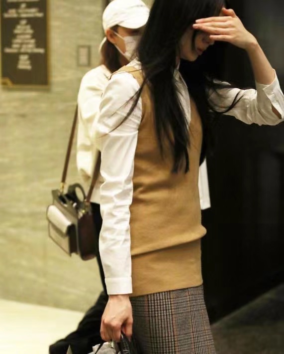 郑爽|郑爽外出被拍到 生图照曝光 网友都笑了