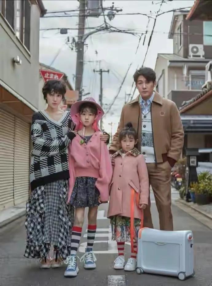 陆毅|陆毅晒照庆46岁生日,手牵俩女儿超幸福,13岁贝儿身高超爸爸肩膀