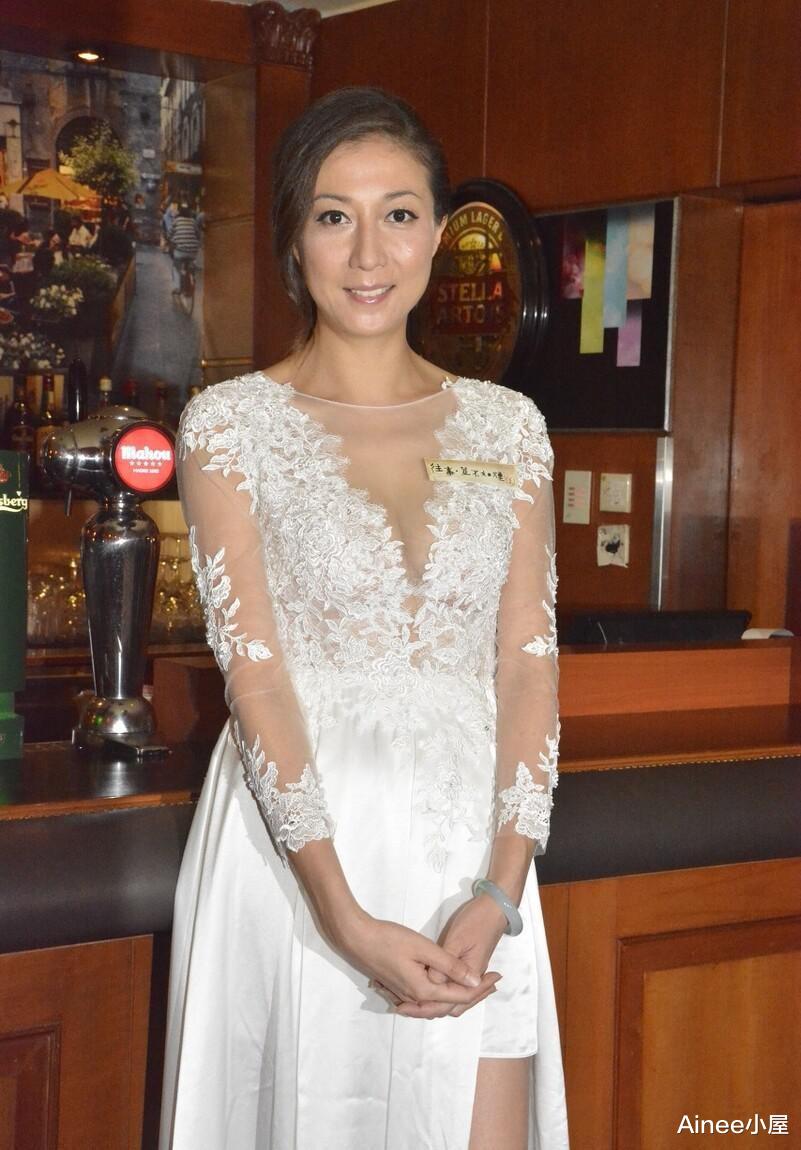 Ainee小屋|吴绮莉年龄虽然大了,但是气质仍然挺纯的,穿透视开叉裙挺温柔