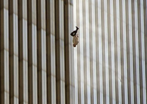 美國著名的“墜樓照”：跳下的男子因姿勢優雅被拍，傳遍瞭全世界-圖9