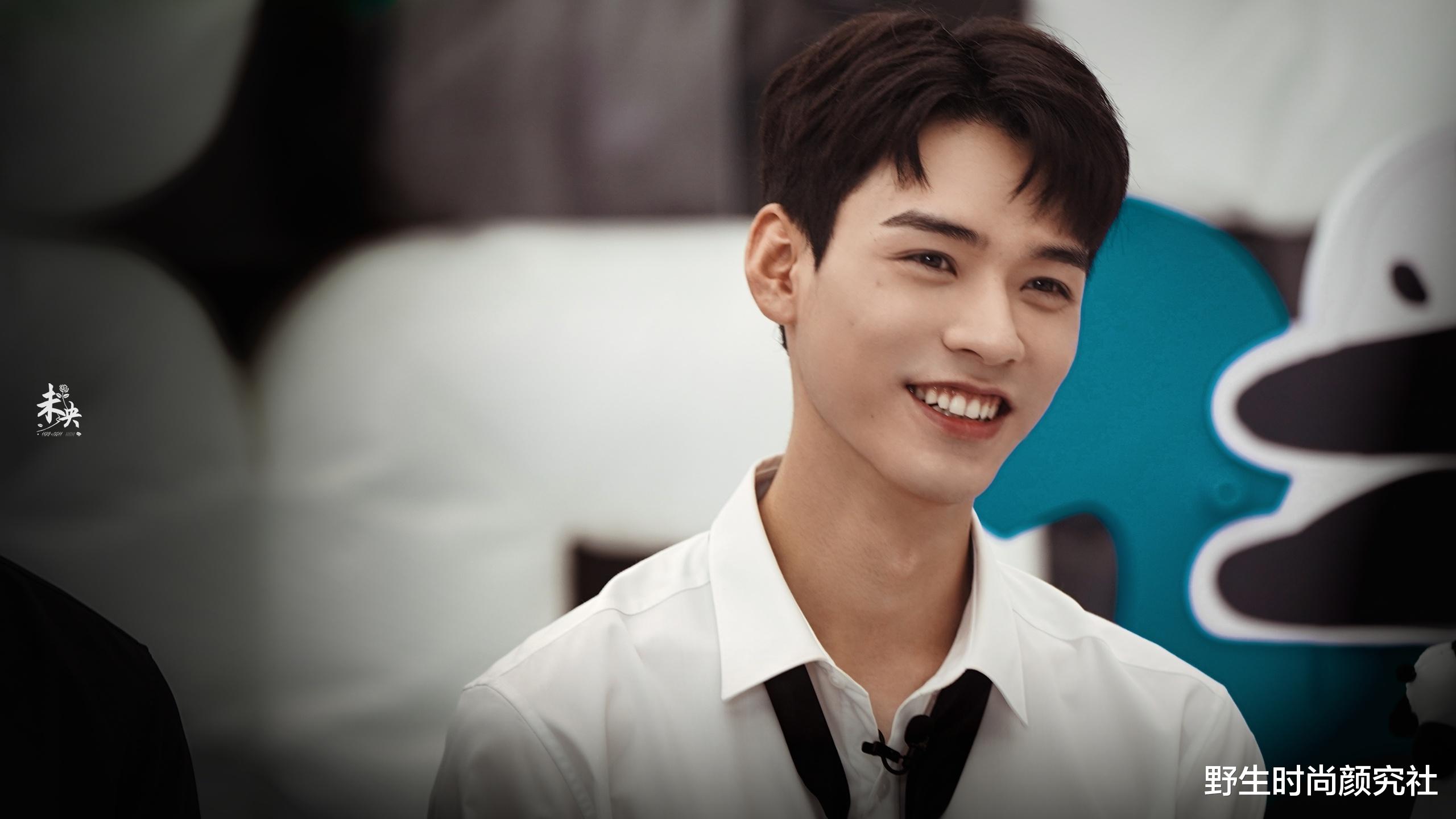 何美璇|唱歌难听没关系，他长得好看最要紧