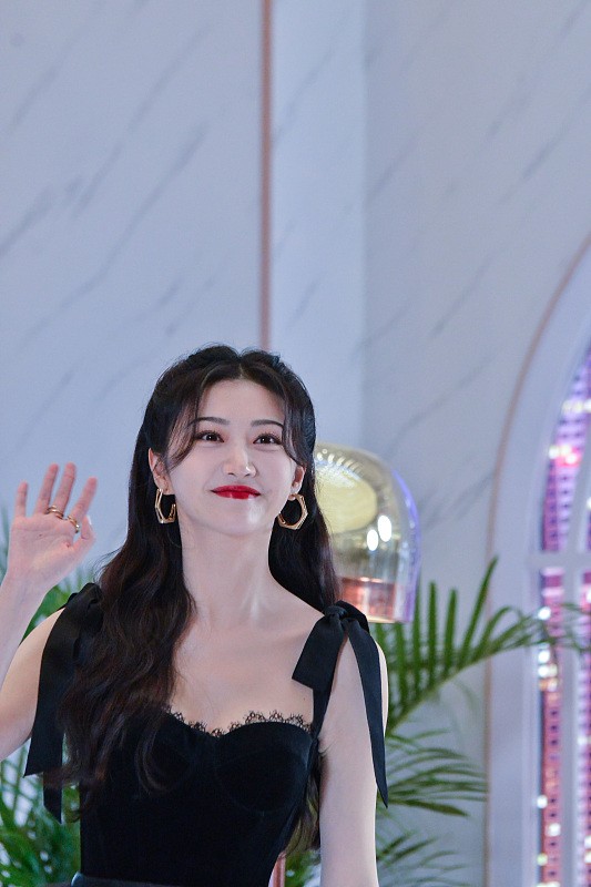 BiuVogue 景甜的生图也很美，明明穿的很能，依旧很有“富贵感”