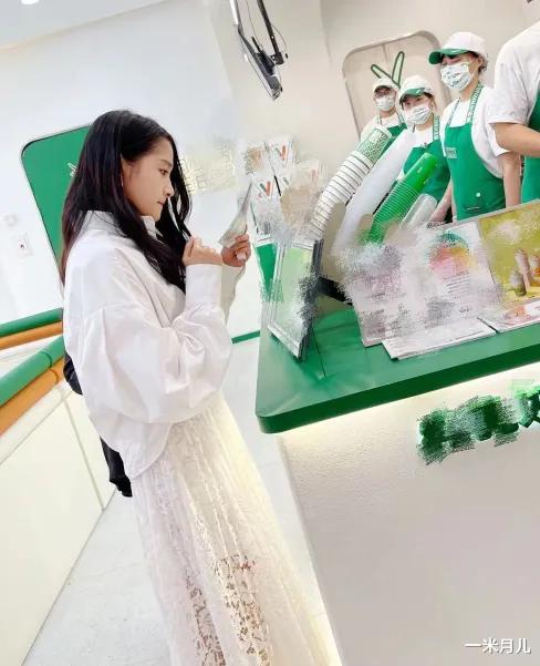 唐艺昕|国民闺女奶茶店现身,素颜特别好看,鹿晗的宝贝