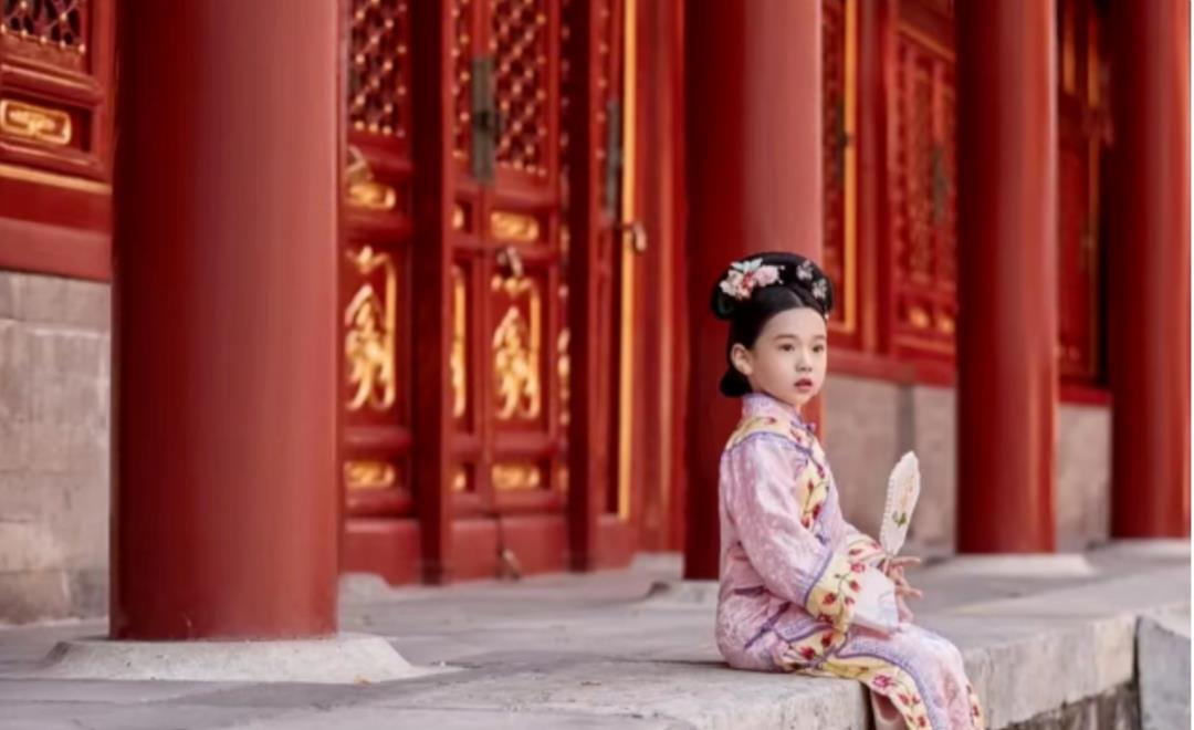 韩庚|董璇女儿在故宫拍宫廷风写真照，五岁小酒窝载歌载舞，令人惊艳！