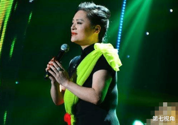 毛阿敏|她打败韦唯毛阿敏，却被弟弟砸致脑震荡，一代歌后只能当保姆谋生