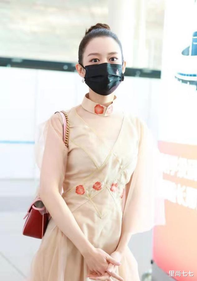 里尚七七 吉娜走机场也太端着了，一袭薄纱裙和旁人格格不入，隆重过头了